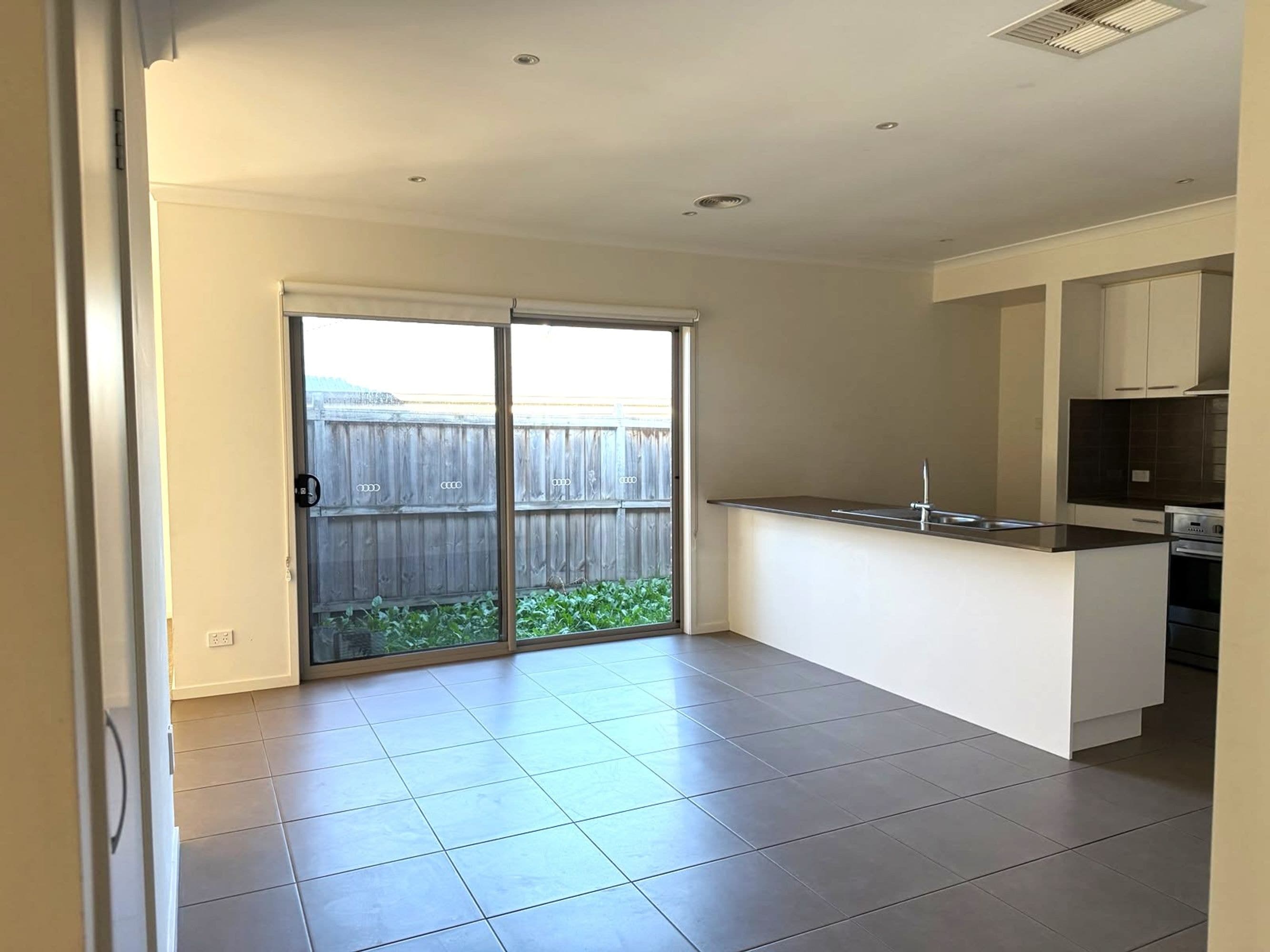 22 Manoora Avenue, Clyde North - Thumbnail 4