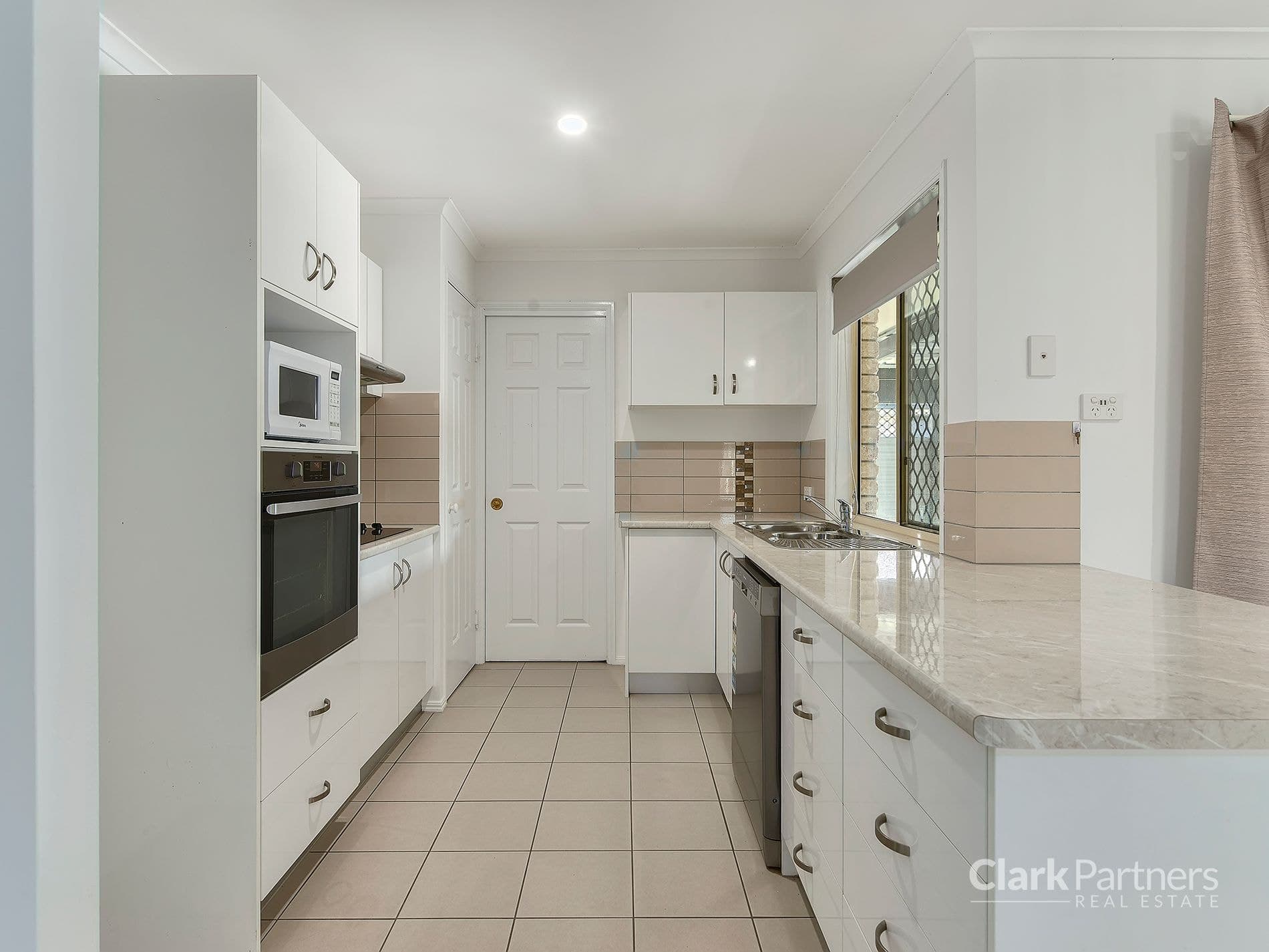 15 Columbia Drive, Beachmere, QLD, Beachmere - Thumbnail 4