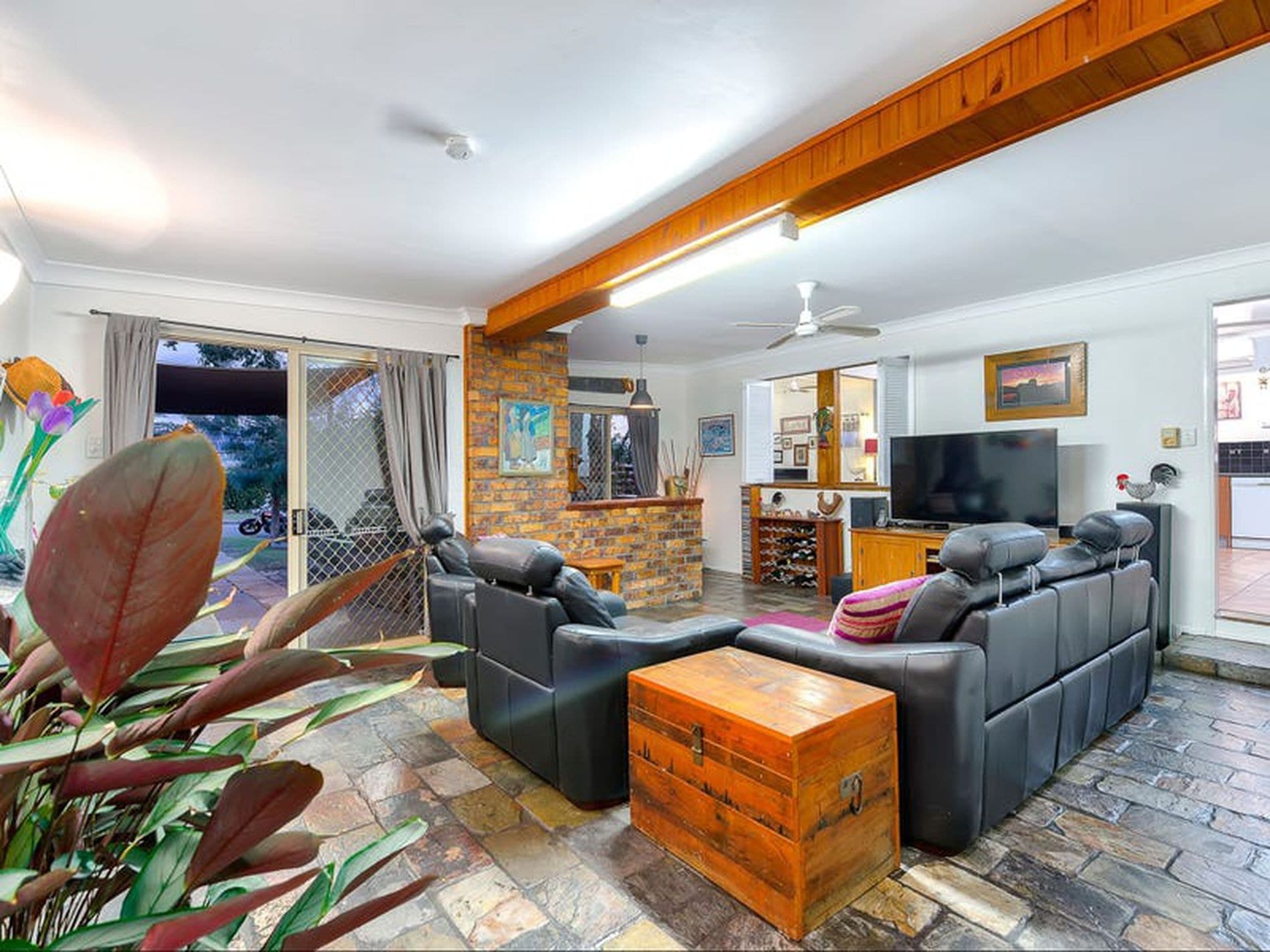 6 Joyce Street, Redcliffe, QLD, Redcliffe - Thumbnail 2