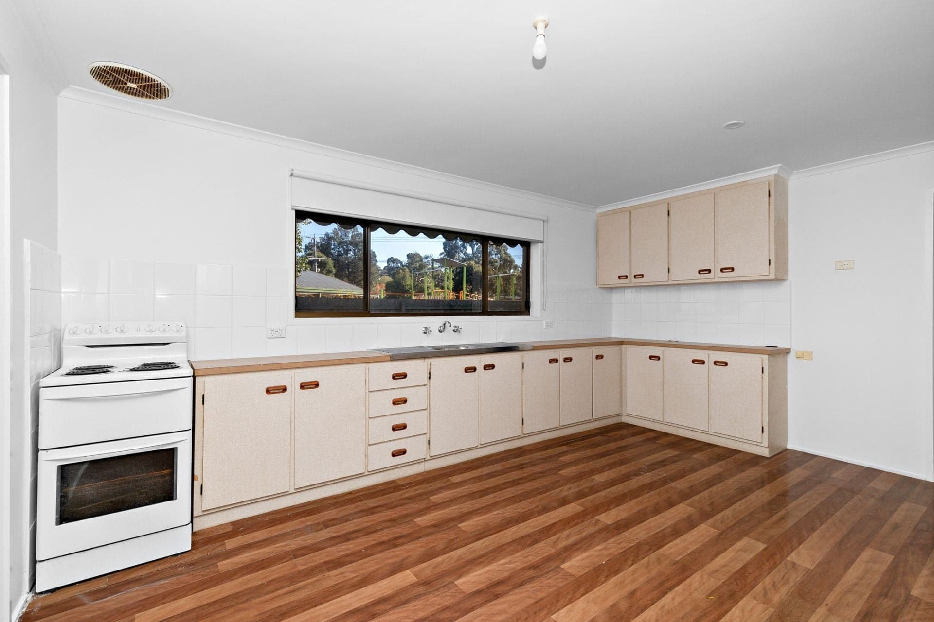 2/31 Macmeikan Street, Whittlesea, Whittlesea - Thumbnail 3
