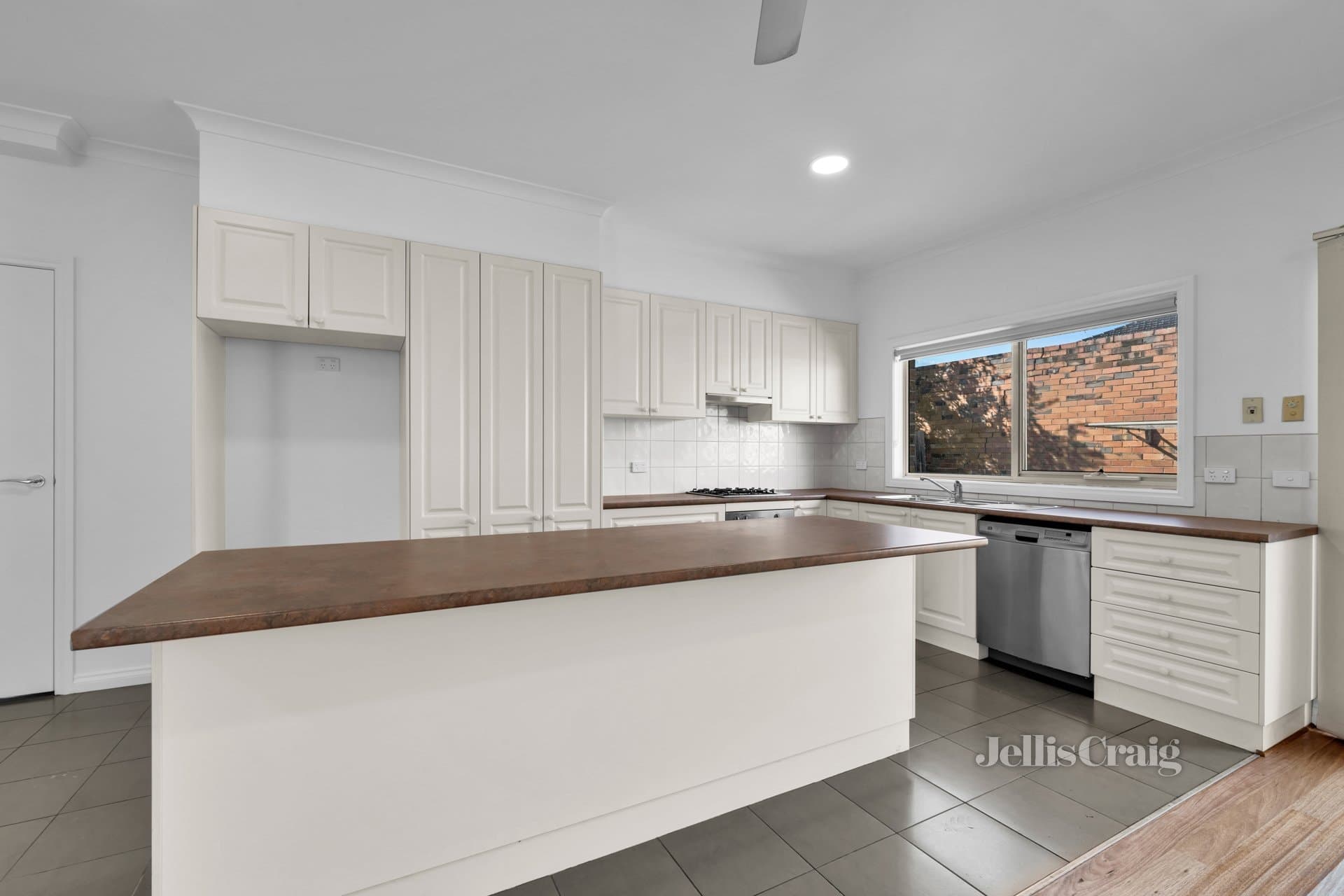 2/1372 Dandenong Road, Hughesdale, Hughesdale - Thumbnail 2