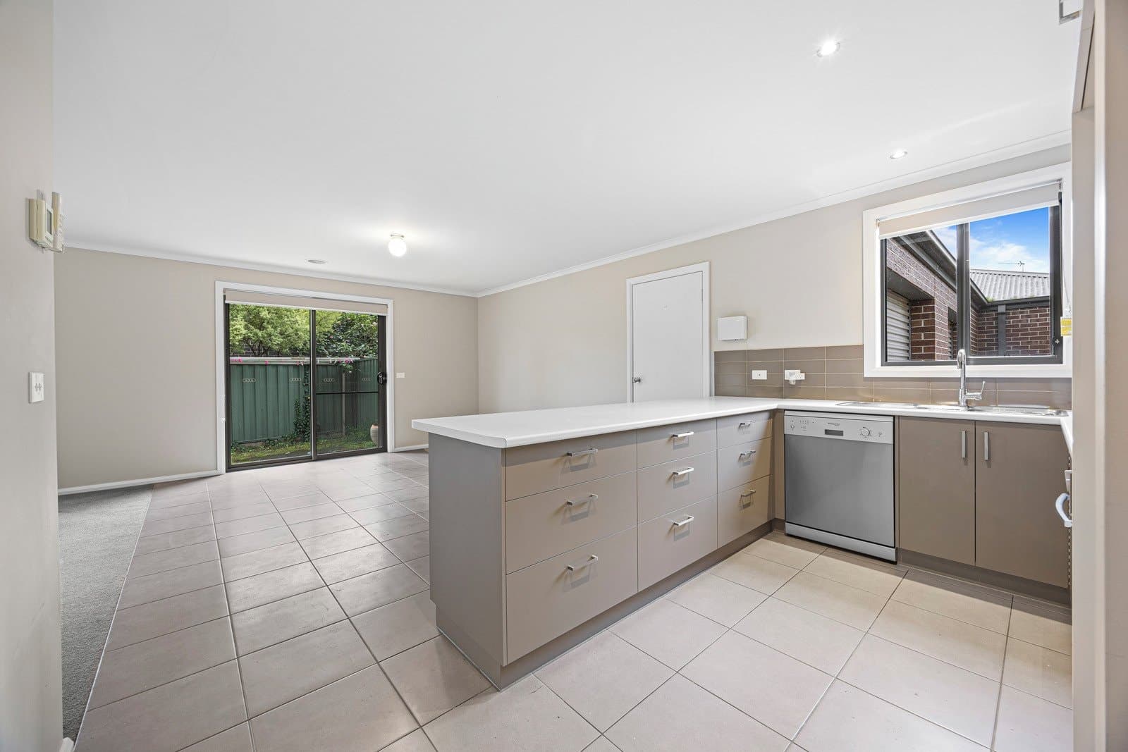 2/1330A Geelong Road,
                        
                    
                    
                        
                            Mount Clear, Mount Clear - Thumbnail 3