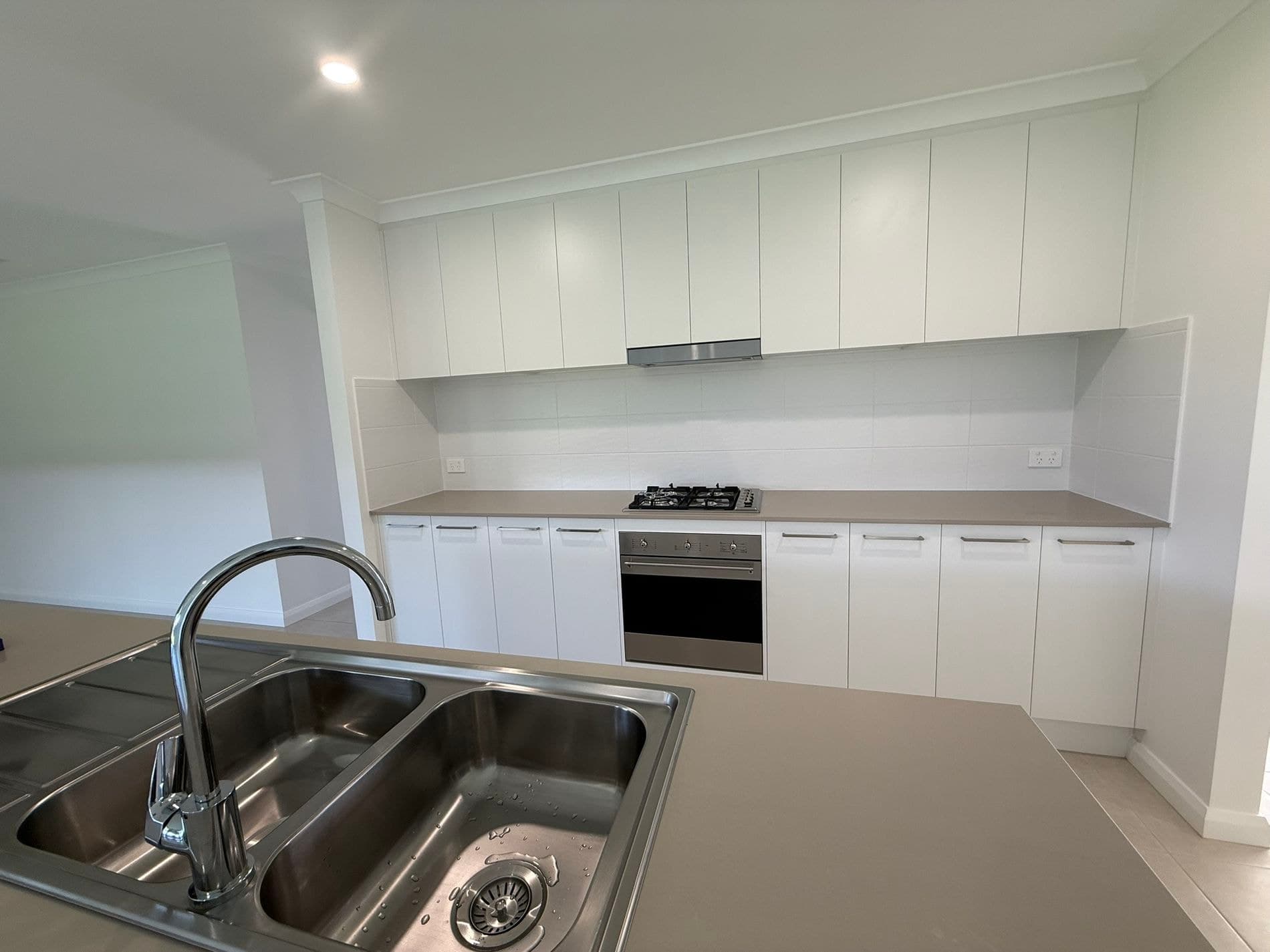 22 Lewis Crescent, Finley - Thumbnail 3
