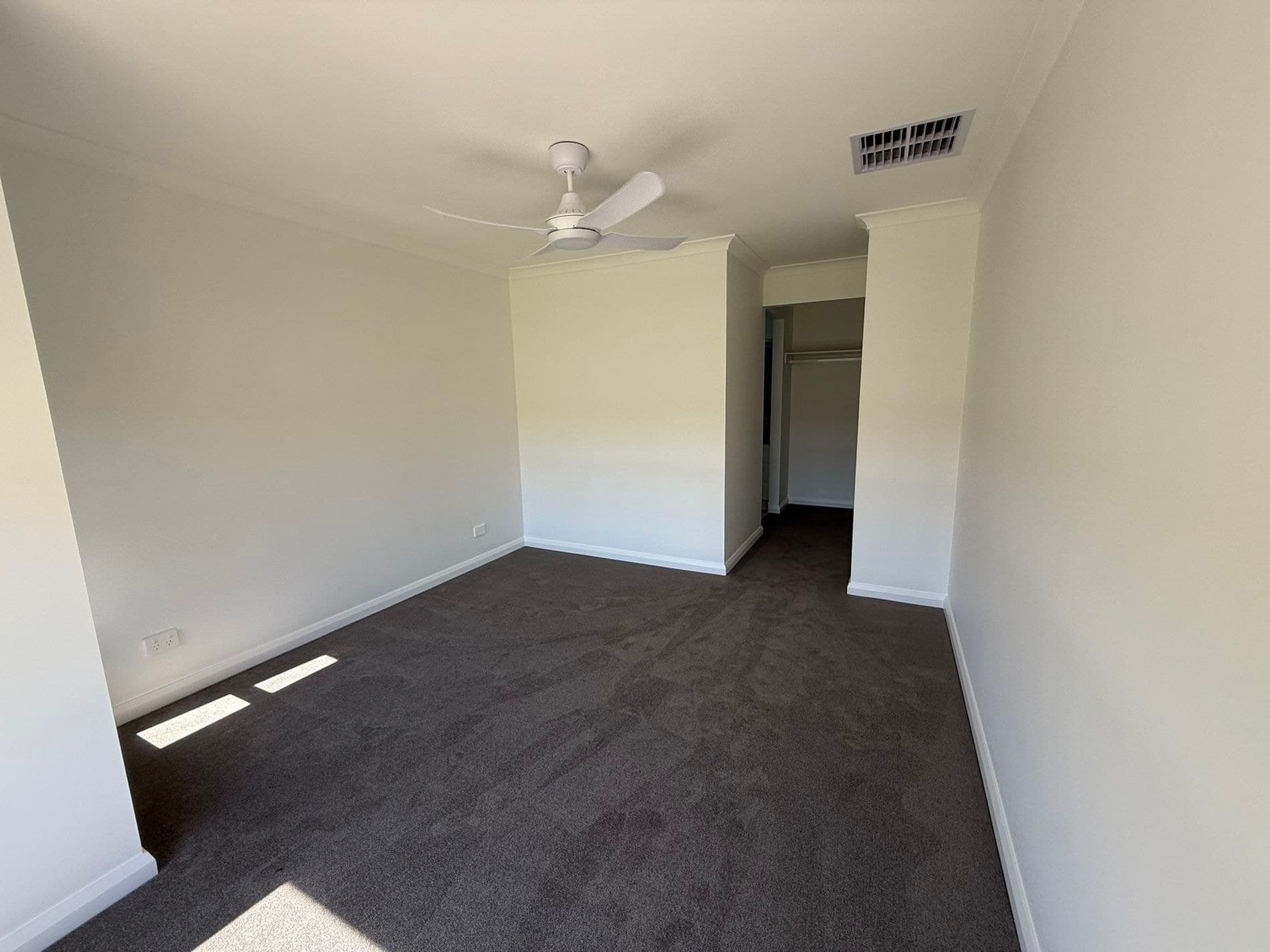 22 Lewis Crescent, Finley - Thumbnail 7