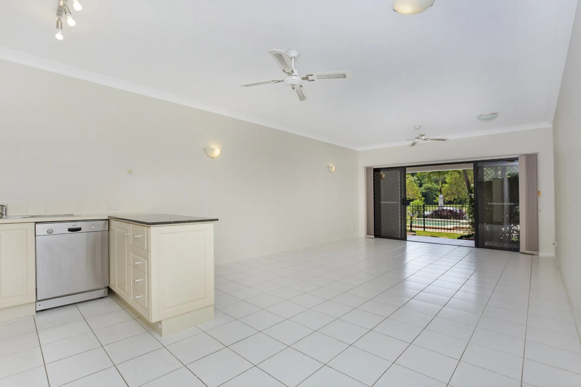 Unit 17/293 Esplanade, Cairns North, QLD, Cairns North - Thumbnail 2