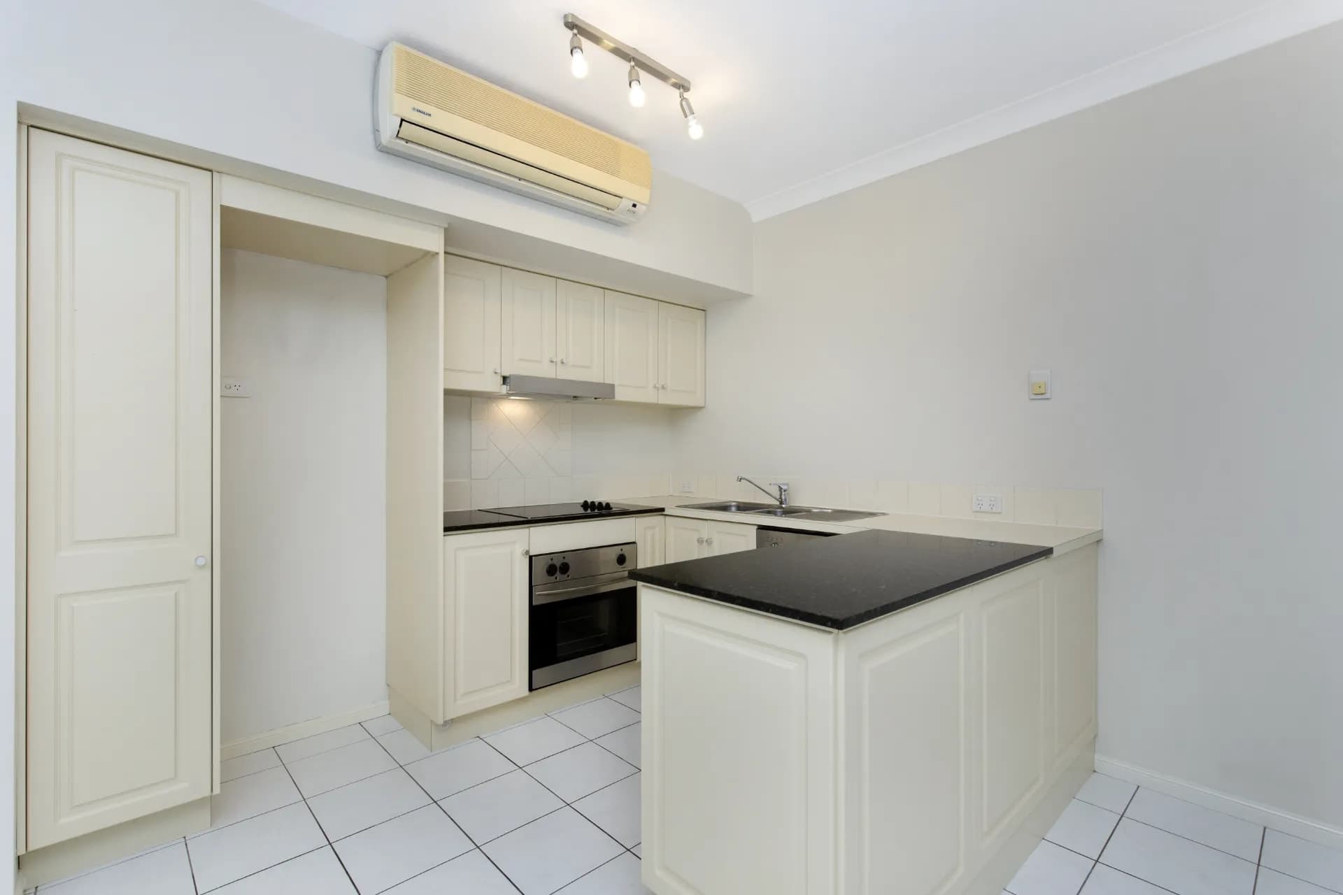 Unit 17/293 Esplanade, Cairns North, QLD, Cairns North - Thumbnail 3
