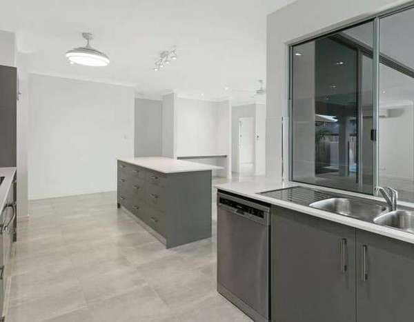 10 Thornborough Circuit, Smithfield - Thumbnail 3