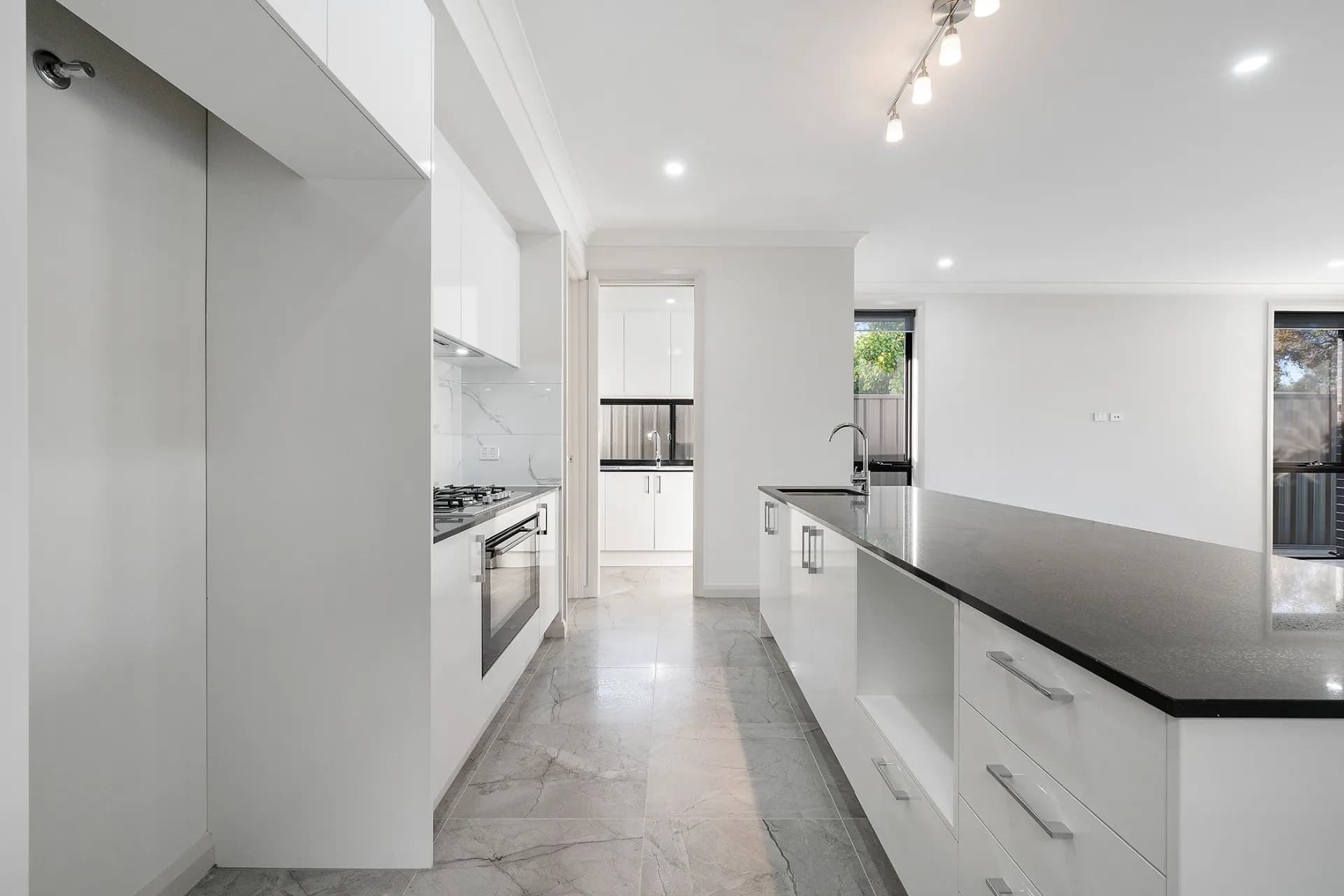 19 South  Parade, Seaton, SA, Seaton - Thumbnail 2