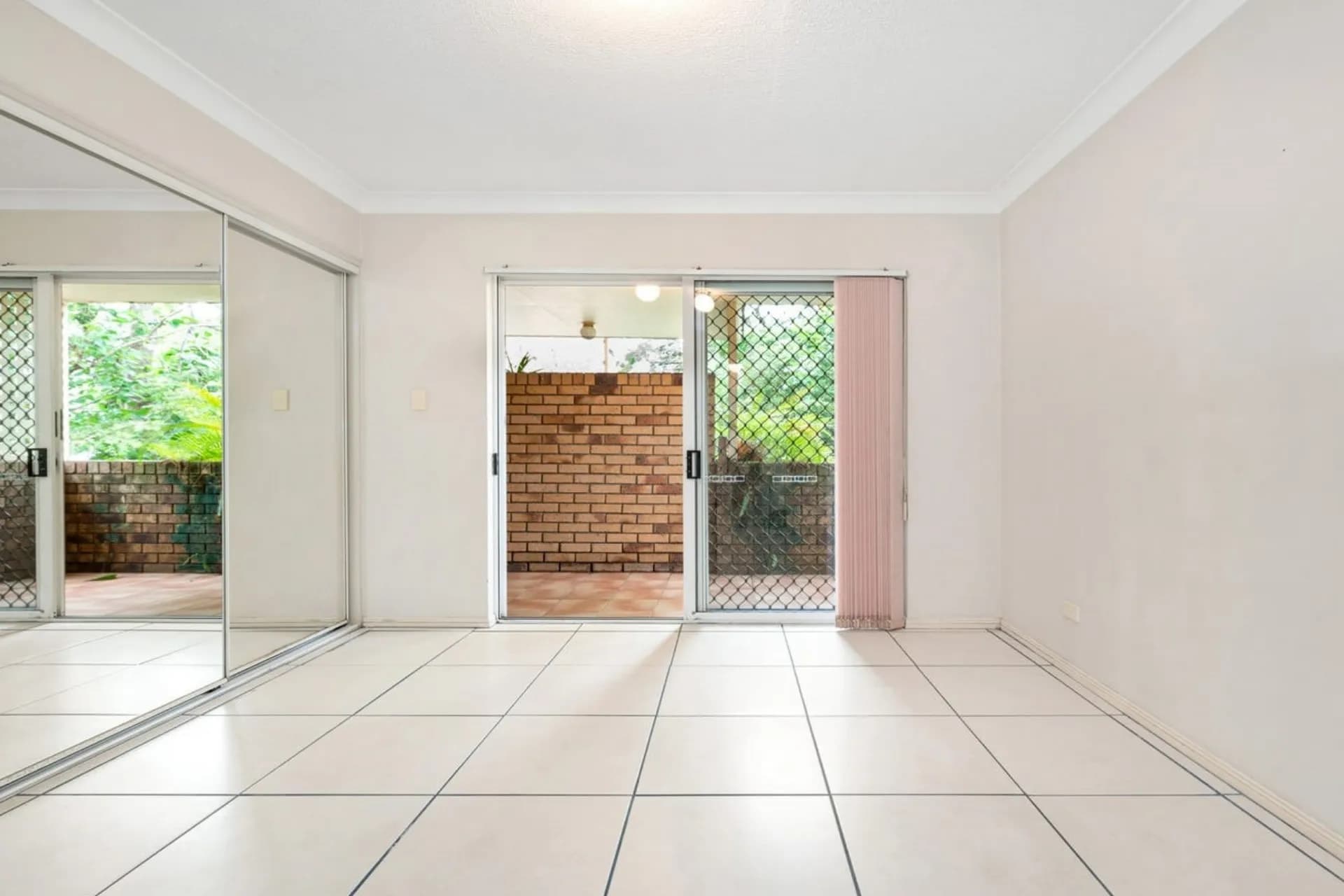 Unit 2/73 Pembroke Road, Coorparoo, QLD, Coorparoo - Thumbnail 3