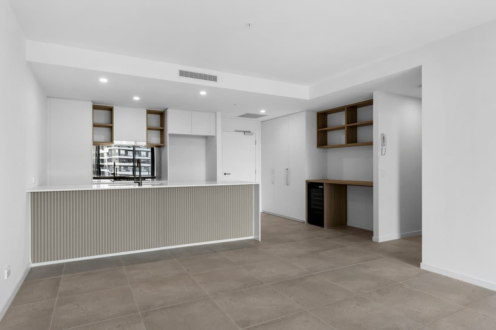 1604/10 Sickle Avenue, HOPE ISLAND, Hope Island - Thumbnail 2