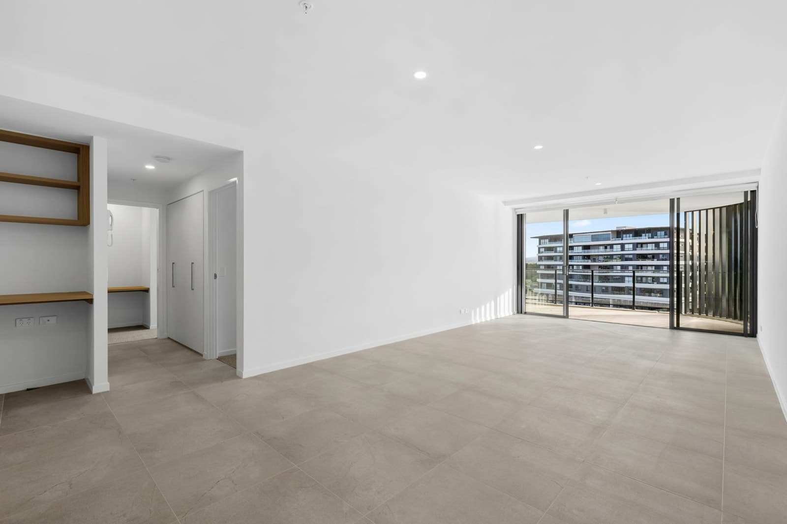 1604/10 Sickle Avenue, HOPE ISLAND, Hope Island - Thumbnail 3