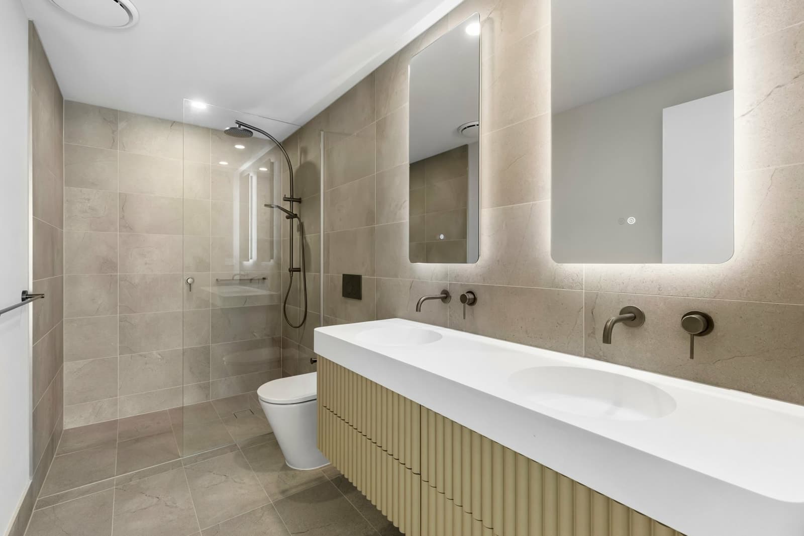 1604/10 Sickle Avenue, HOPE ISLAND, Hope Island - Thumbnail 6