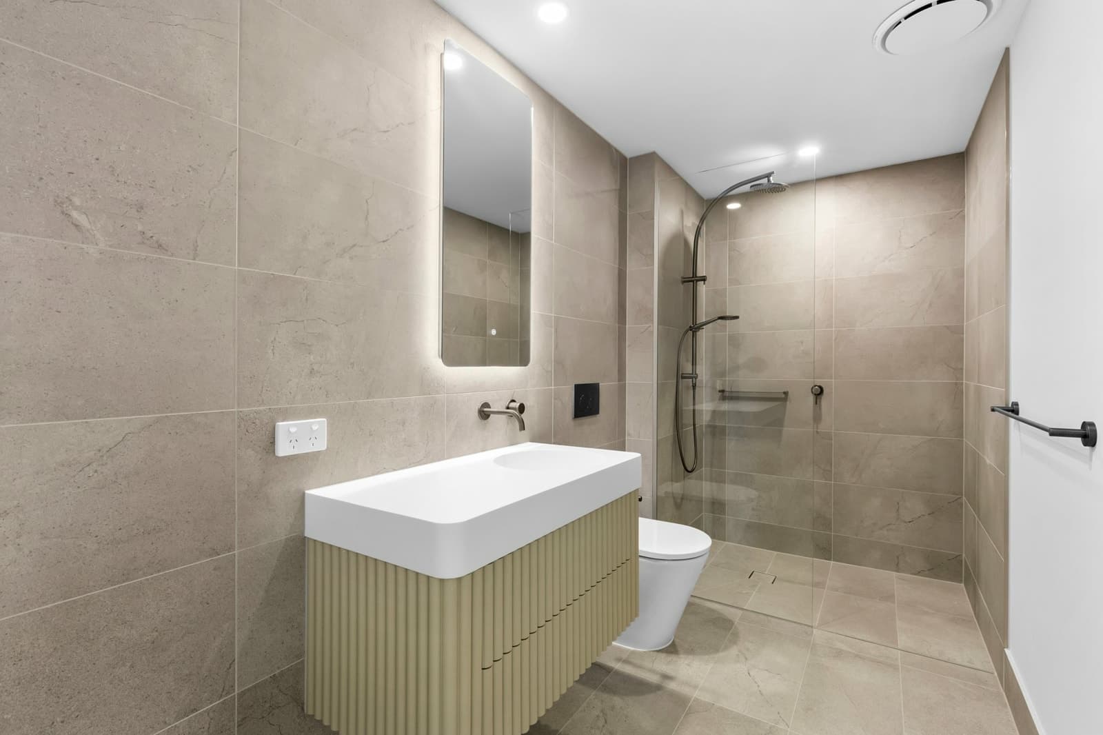 1604/10 Sickle Avenue, HOPE ISLAND, Hope Island - Thumbnail 8