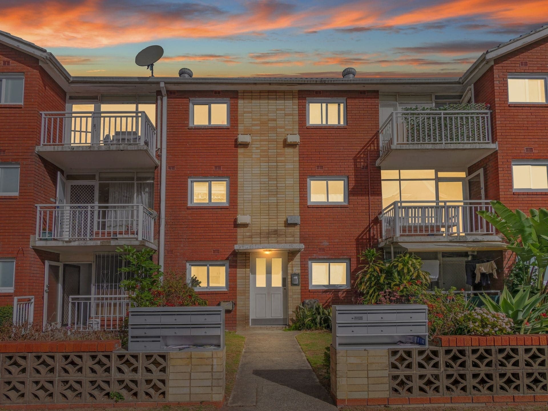 2/6 Barber Avenue EASTLAKES NSW, Eastlakes - Image 1