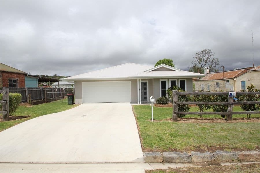 121 Miles Street, Tenterfield NSW 2372, Tenterfield - Image 1