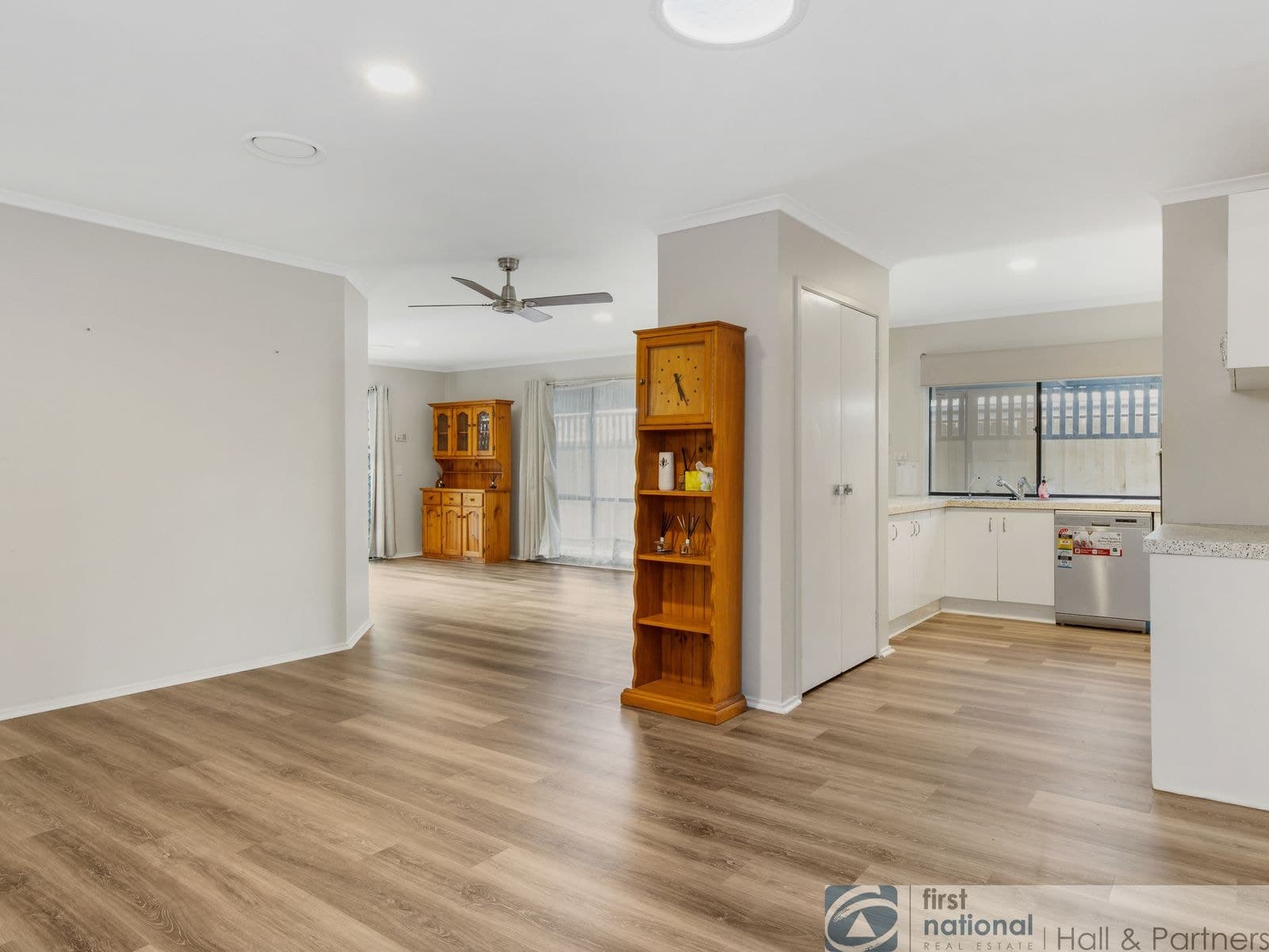 5 Neptune Place, Cranbourne West VIC 3977, Cranbourne West - Thumbnail 4