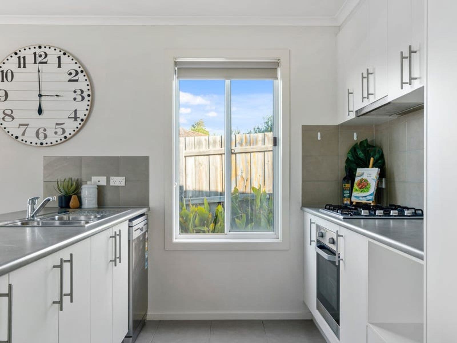 6/8 Silverdale Drive, Darley VIC 3340, Darley - Thumbnail 2