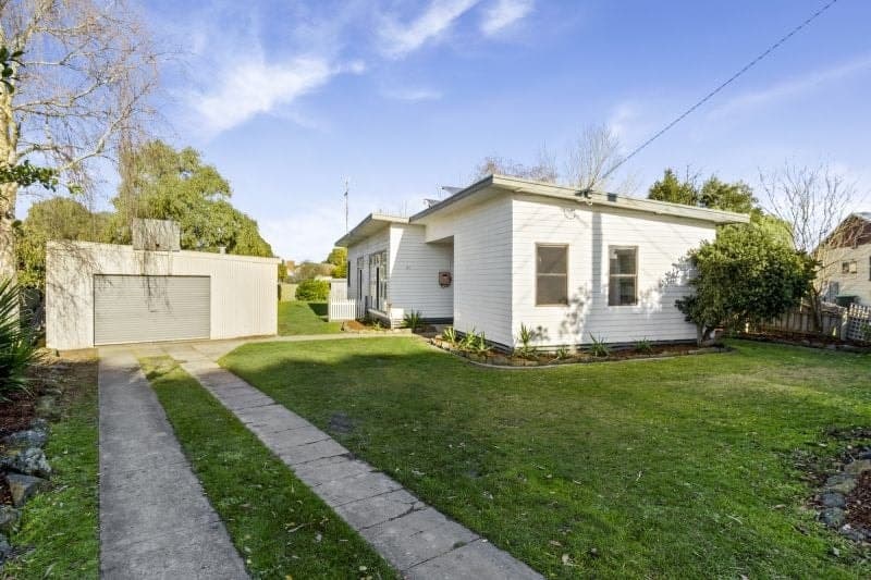 21 Lawrence Court Colac VIC, Colac - Image 1