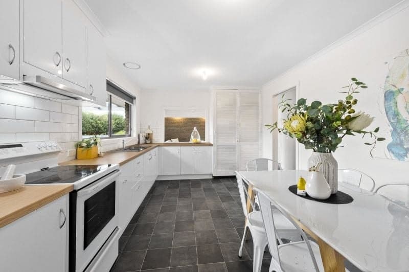 8 Ross Street COLAC VIC, Colac - Thumbnail 2