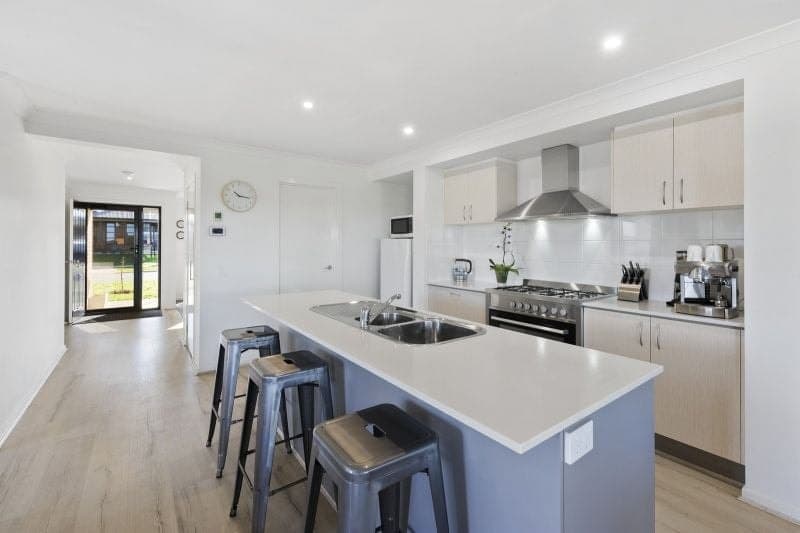31 Imperial Drive COLAC VIC, Colac - Thumbnail 2