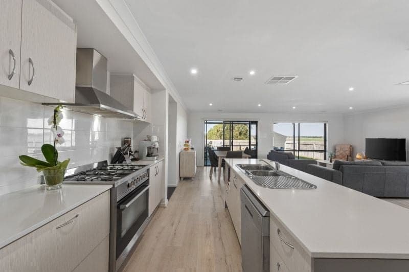 31 Imperial Drive COLAC VIC, Colac - Thumbnail 3