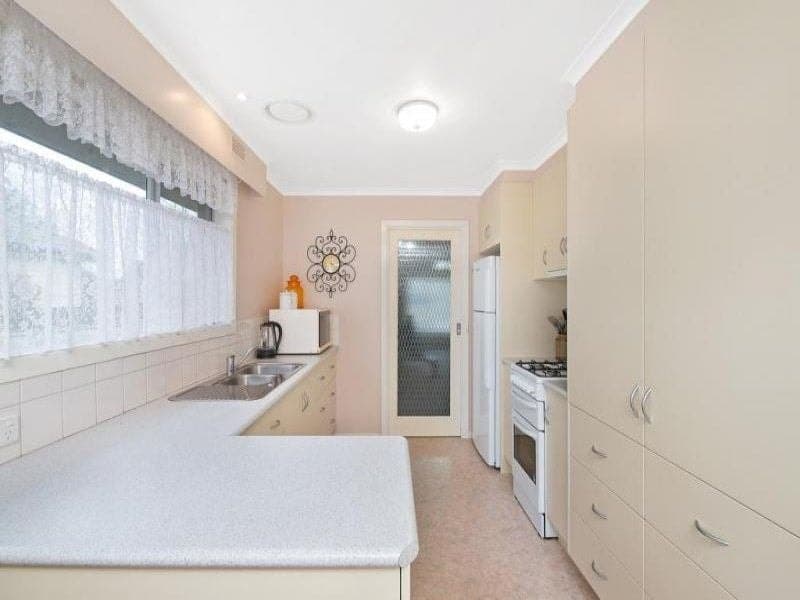 11 John Crescent COLAC VIC, Colac - Thumbnail 2