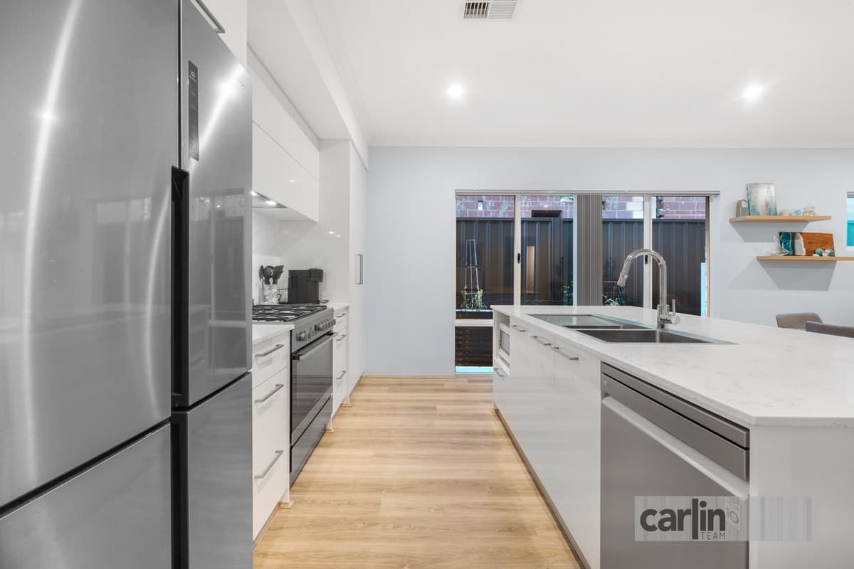 12 Preston Drive, LAKE COOGEE WA 6166, Lake Coogee - Thumbnail 2