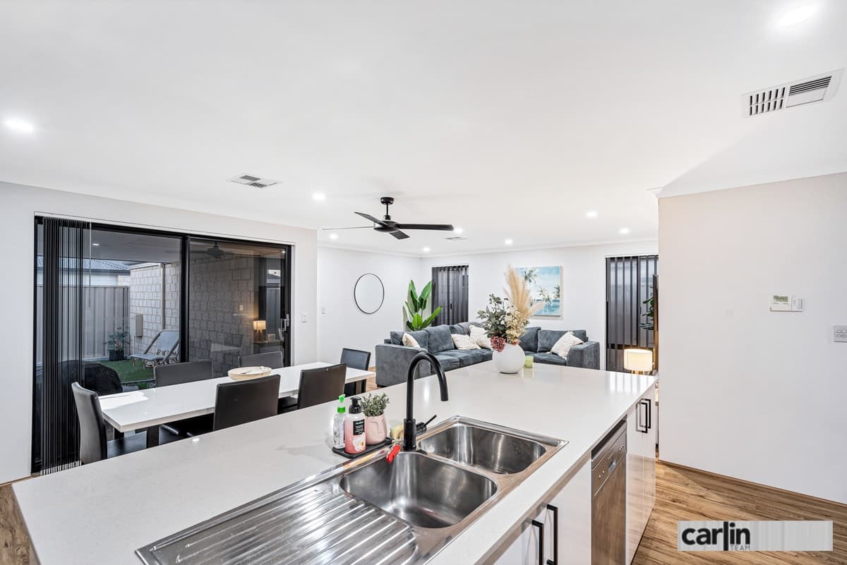 4 Gibbo Lane, HAMMOND PARK, Hammond Park - Thumbnail 2