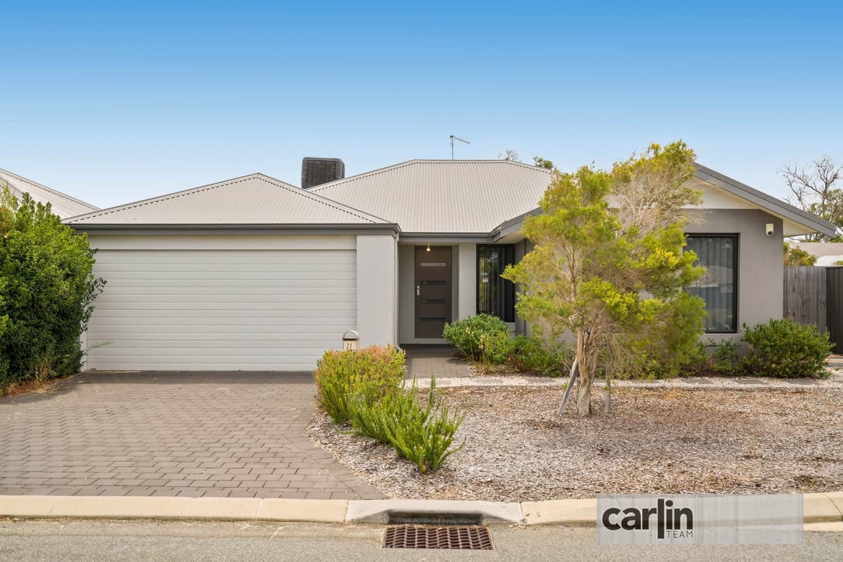11 Clarendon Circuit, LAKELANDS, Lakelands - Image 1