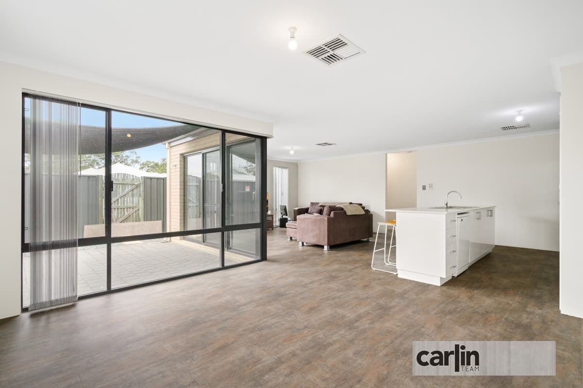 11 Clarendon Circuit, LAKELANDS, Lakelands - Thumbnail 3