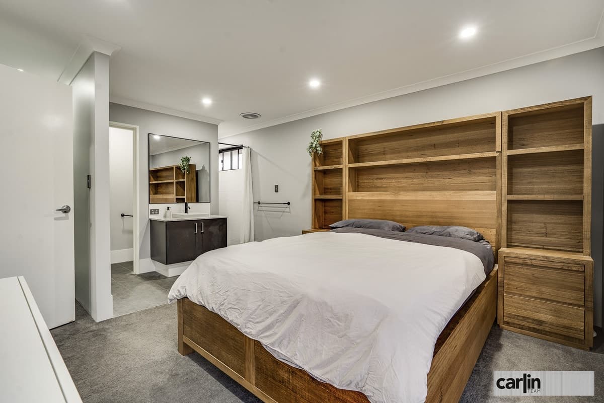 17 Westwood Crescent, HAMMOND PARK, Hammond Park - Thumbnail 2