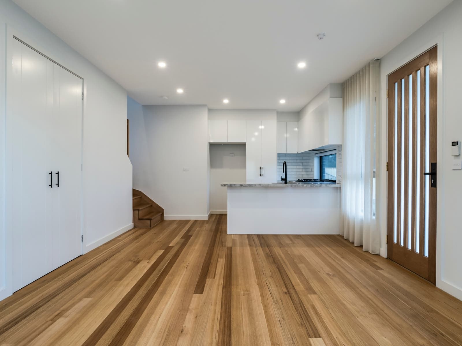 1/12 North Box Court, HADFIELD, Hadfield - Thumbnail 2