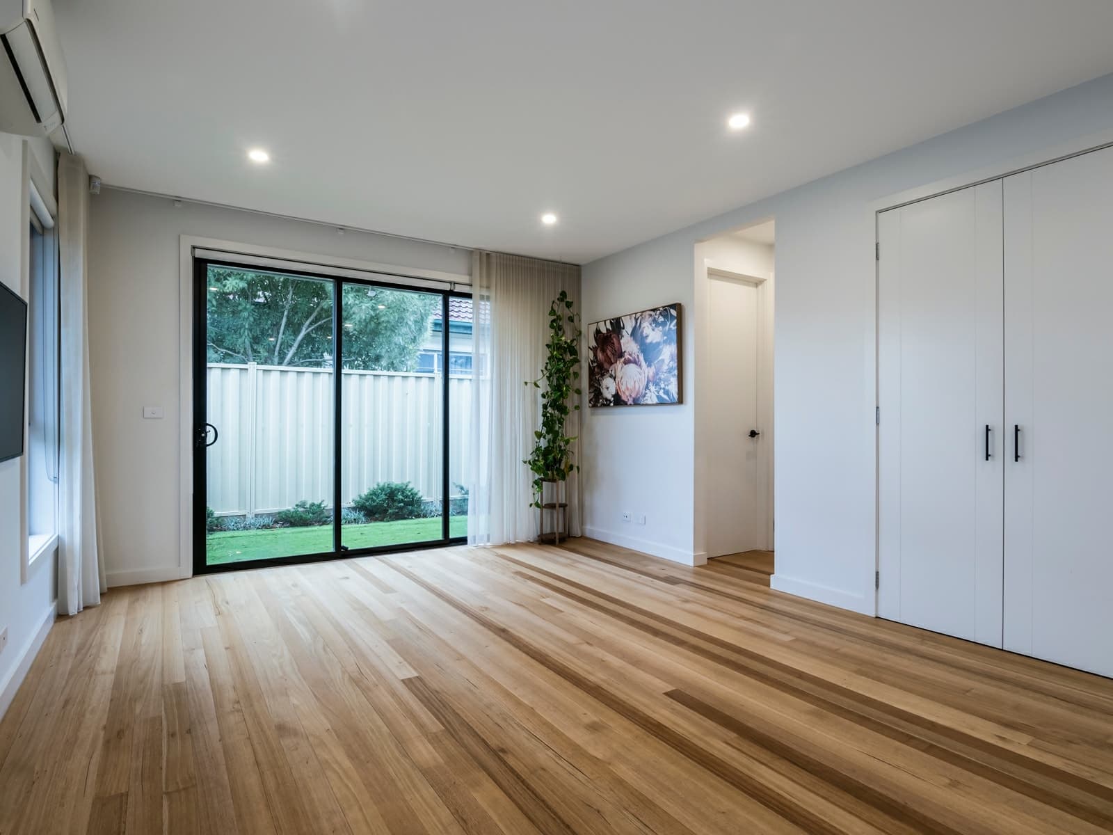 1/12 North Box Court, HADFIELD, Hadfield - Thumbnail 3