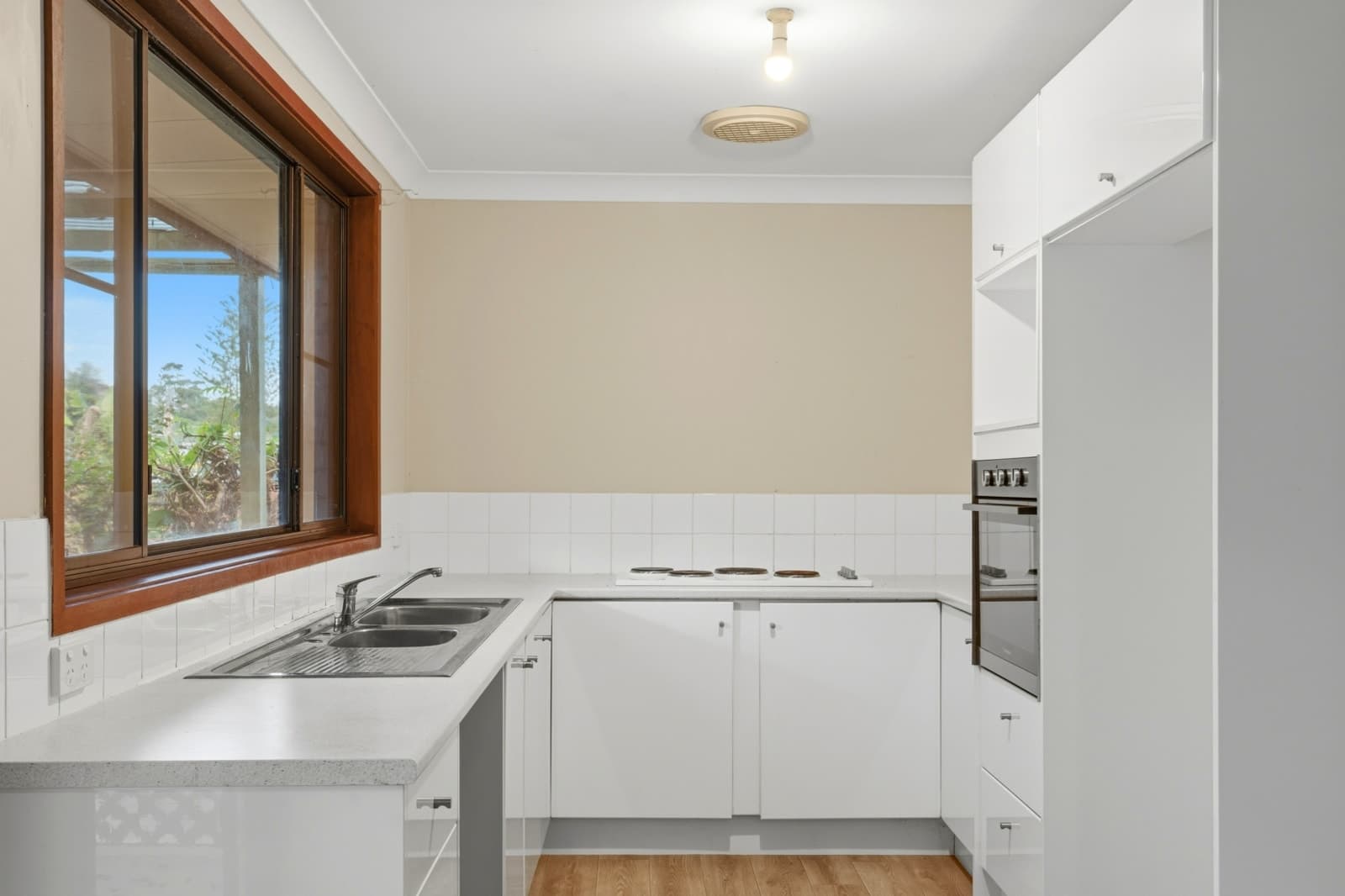 33 Bluewaters Parade,Tascott, Tascott - Thumbnail 4