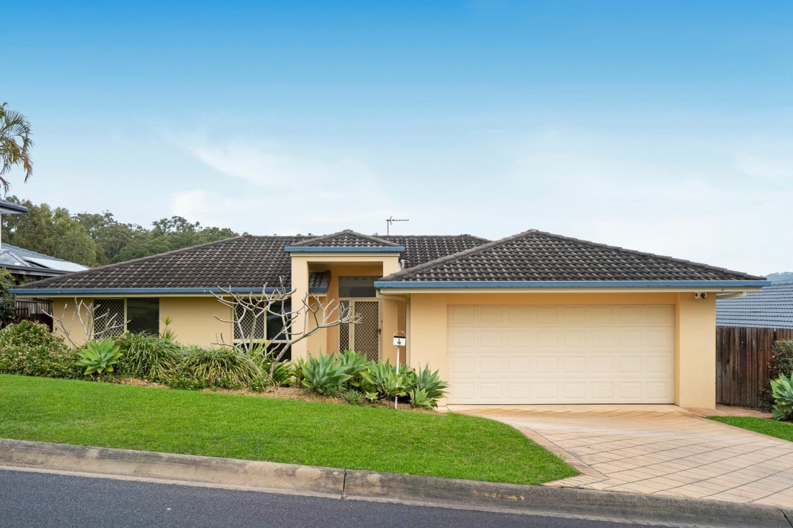 4 Wyara Close,Elanora, Elanora - Image 1