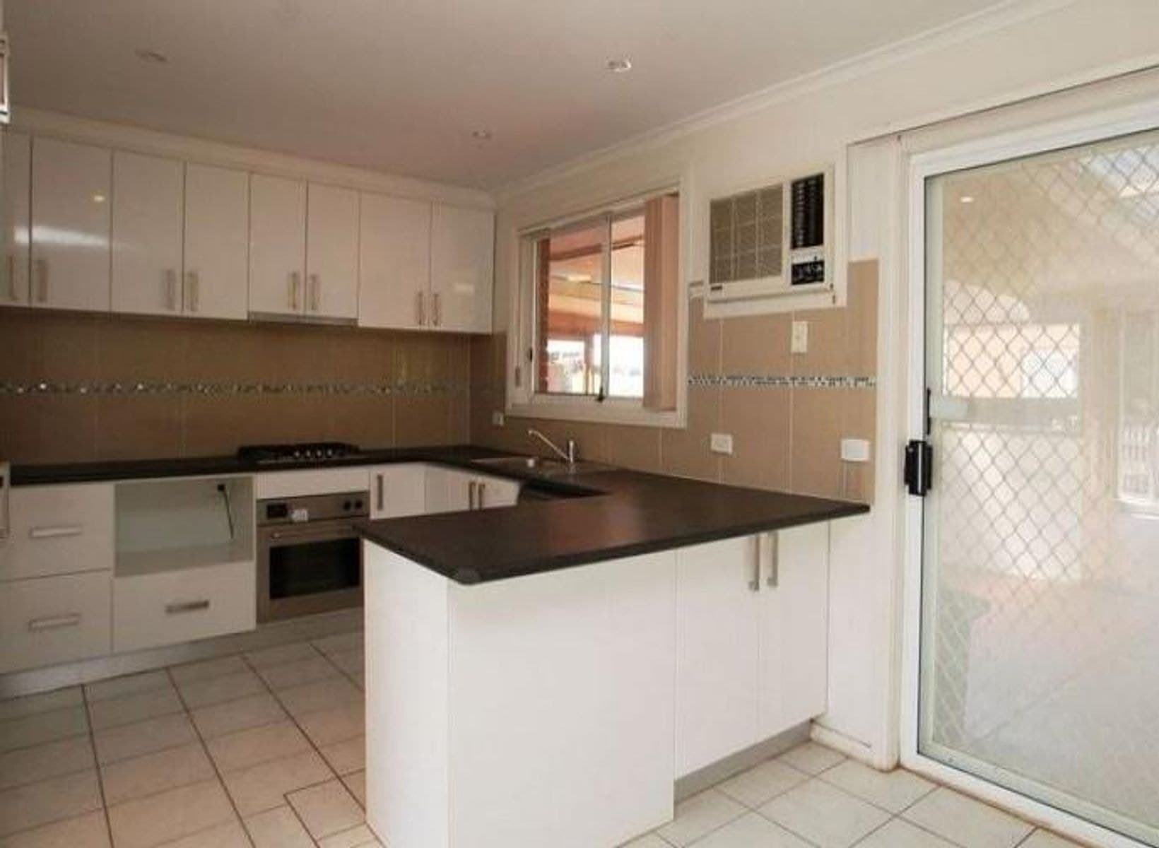 8 Pinnock Avenue, Roxburgh Park VIC 3064, Roxburgh Park - Thumbnail 4