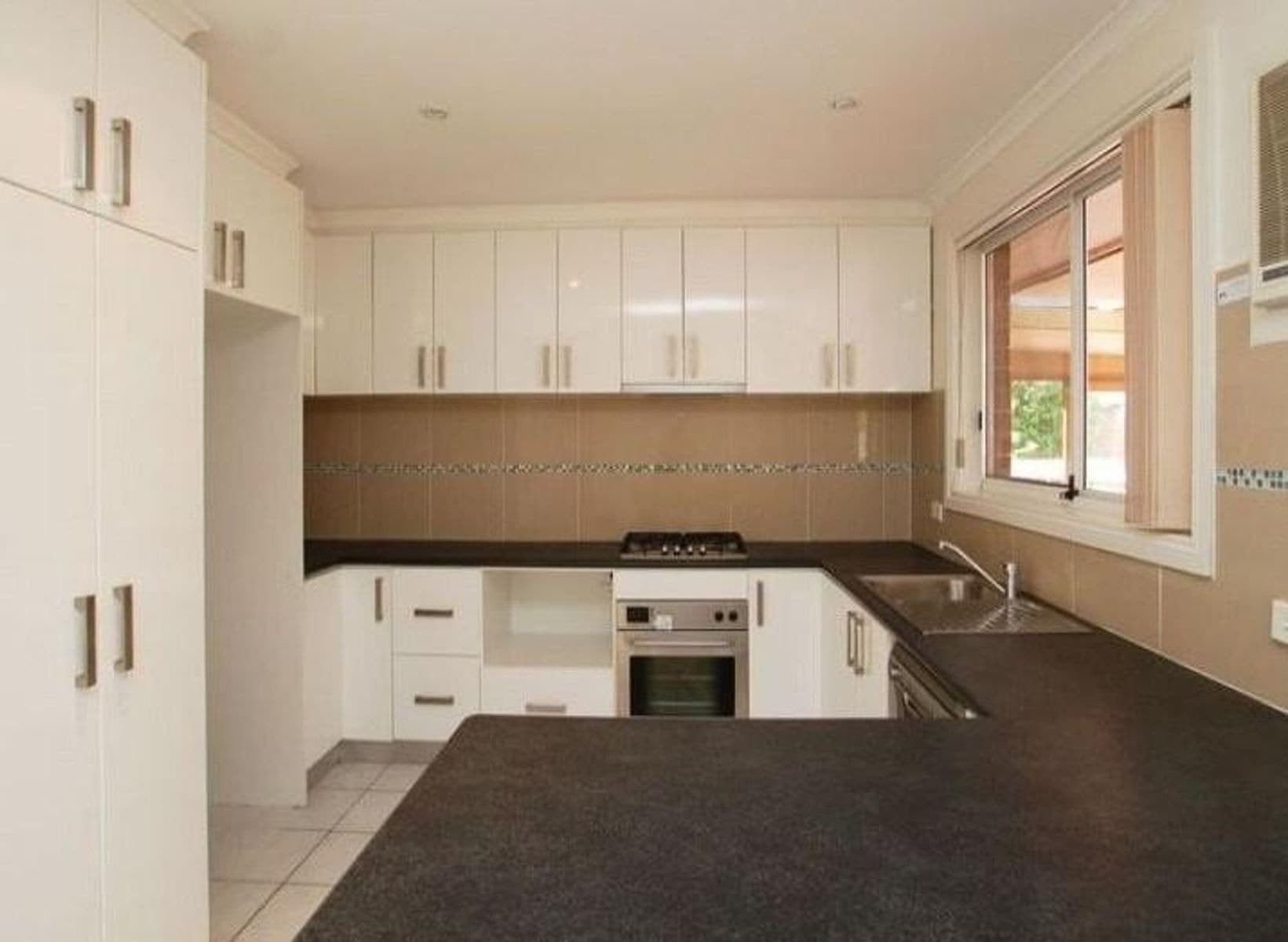8 Pinnock Avenue, Roxburgh Park VIC 3064, Roxburgh Park - Thumbnail 5