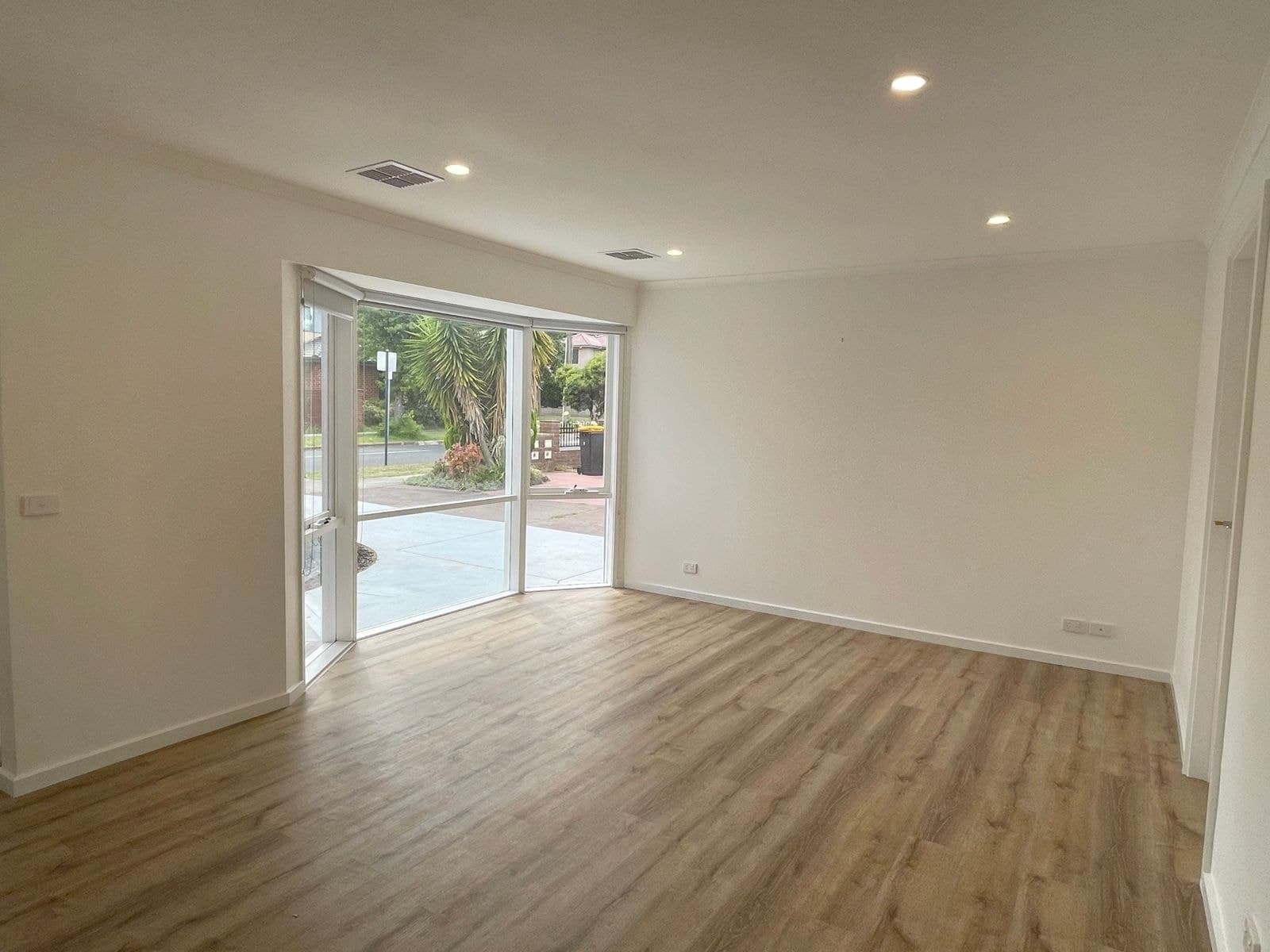 2/13 Mount Street, Glen Waverley VIC 3150, Glen Waverley - Thumbnail 2