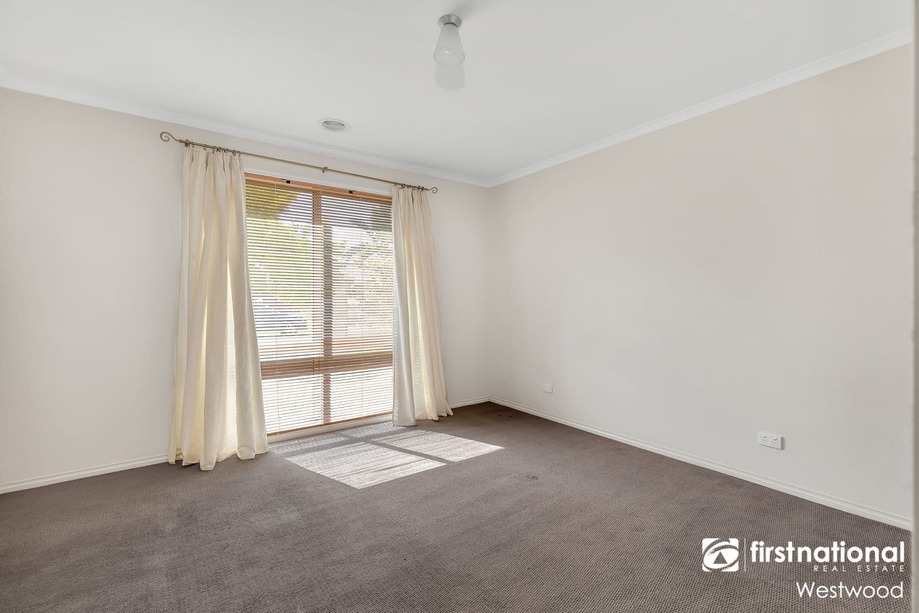 10 Maclarens Close, Wyndham Vale VIC 3024, Wyndham Vale - Thumbnail 4