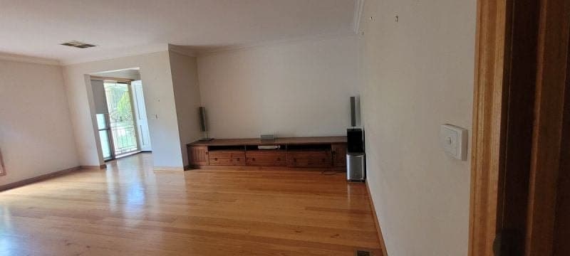 22 St Bernards Crescent, Lynbrook, Lynbrook - Thumbnail 3