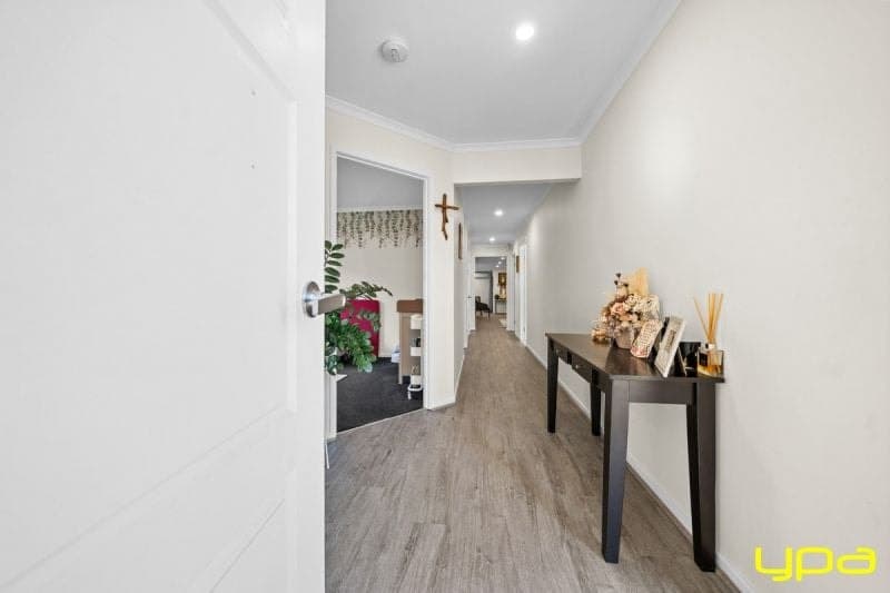 16 Taplan Crescent, Cranbourne West, Cranbourne West - Thumbnail 2