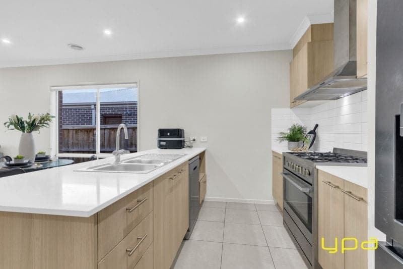 10 Walhallow Drive, Clyde North, Clyde North - Thumbnail 4