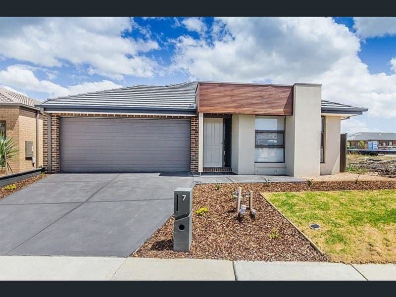 7 Almondbank Road Cranbourne East VIC, Cranbourne East - Image 1