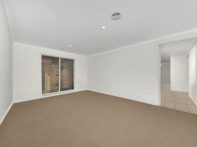 41 Moroak Crescent, CLYDE NORTH, Clyde North - Thumbnail 3