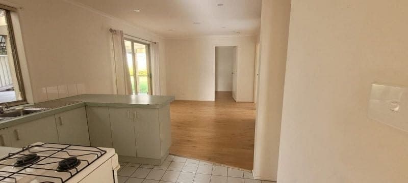 16 Hamilton Drive, CRANBOURNE NORTH, Cranbourne North - Thumbnail 3