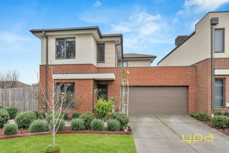 8 Gordal Court, Lynbrook, Lynbrook - Image 1