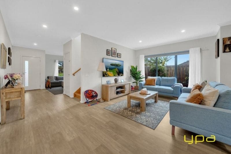 8 Gordal Court, Lynbrook, Lynbrook - Thumbnail 2