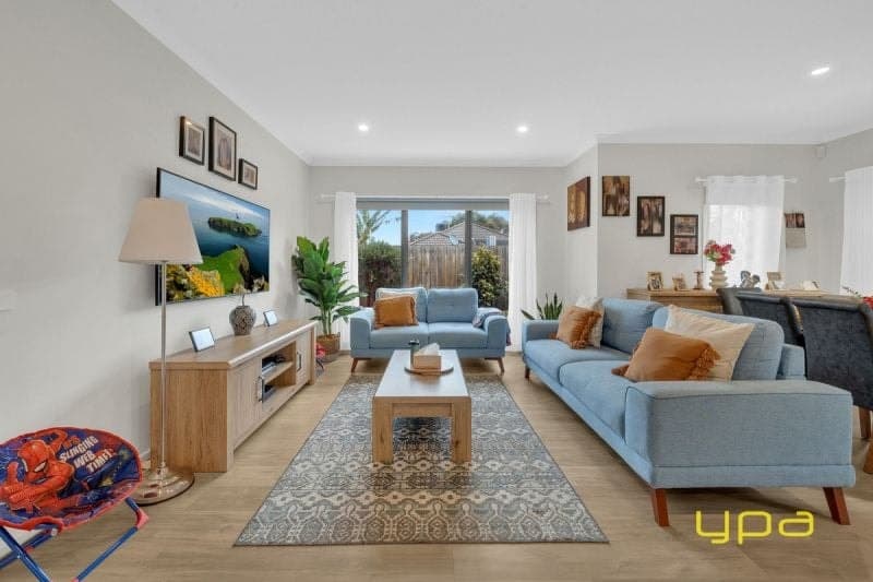 8 Gordal Court, Lynbrook, Lynbrook - Thumbnail 3