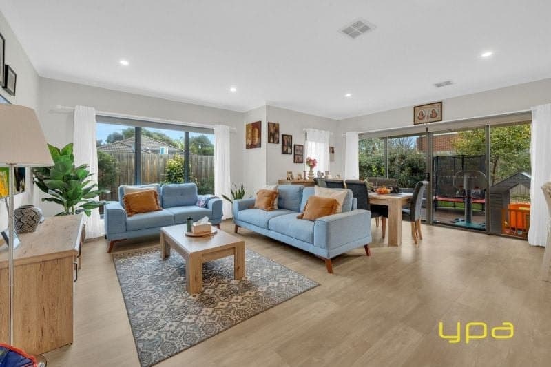 8 Gordal Court, Lynbrook, Lynbrook - Thumbnail 4