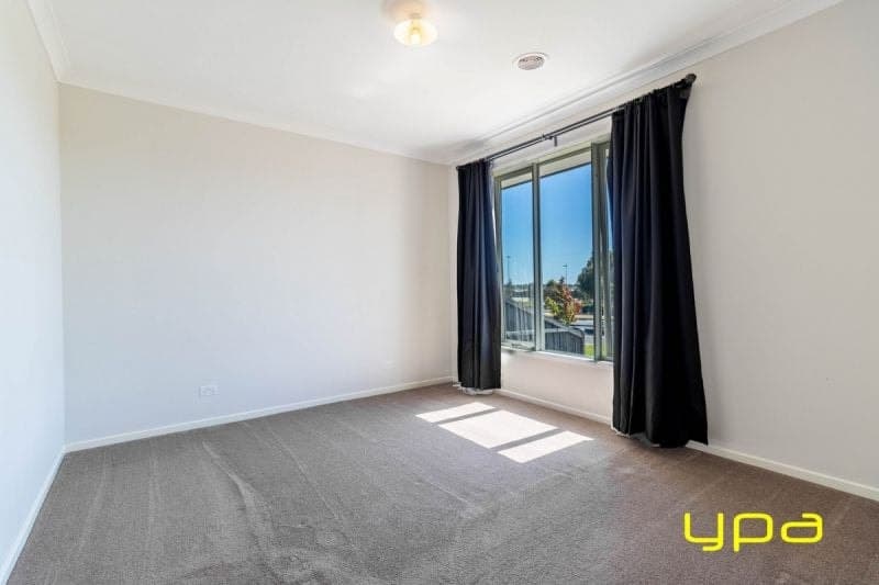 37 Bradman Drive, Cranbourne West, Cranbourne West - Thumbnail 3